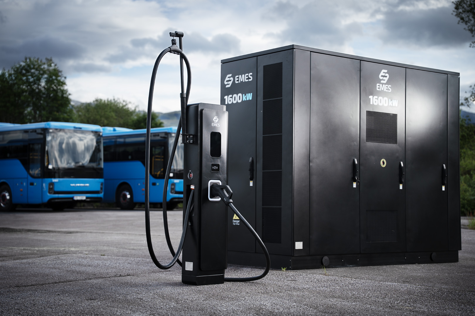Elektrisk lastebil under lading ved ladedepot i et nordisk, profesjonelt miljø